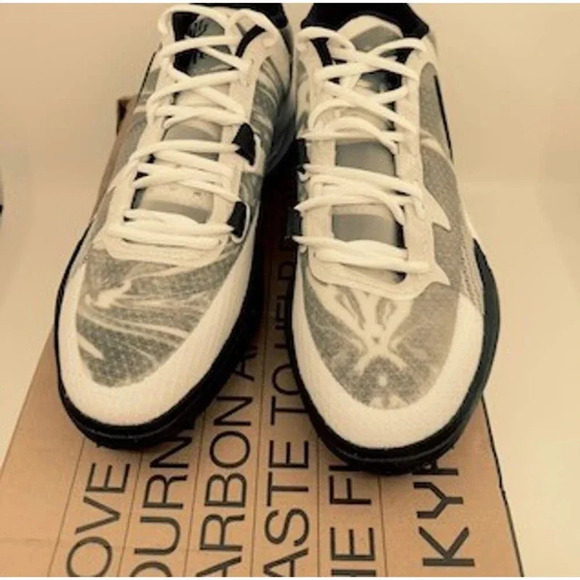NEW Nike Kyrie 8 Basketball Shoe Sneaker DJ6017-101 White Black Unisex M11.5 W13 main image 6